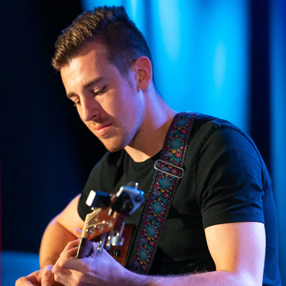 Matt-Vail-singing-teacher570